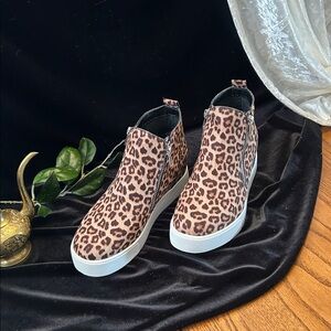 NWOB SODA LEOPARD PRINT WEDGE TENNIS SHOES 7.5